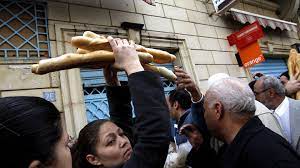 فيديو: طوابير طويلة في تونس لشراء الخبز بسعر مضاعف في رمضان | Euronews